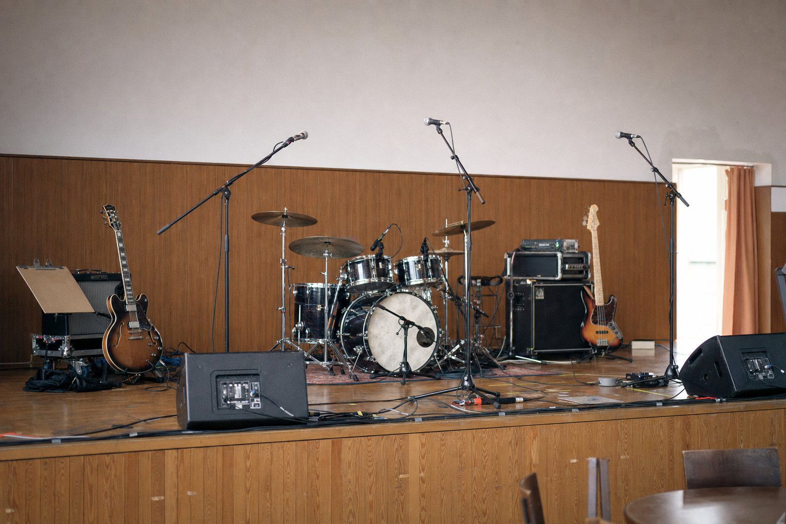 Scène de salle communale en cours de balances, instruments installés et lumière de service